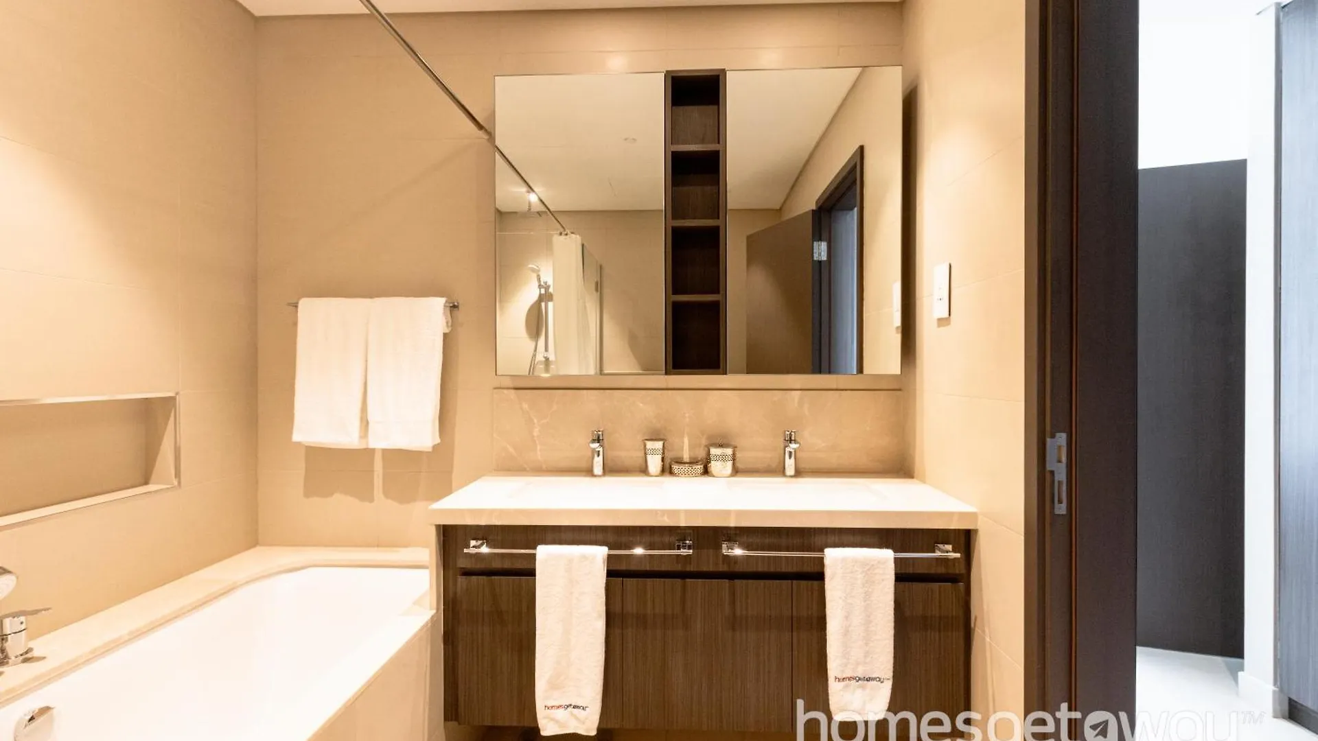 Homesgetaway-Lovely 3Br+Maids Room In Downtown Views Дубай